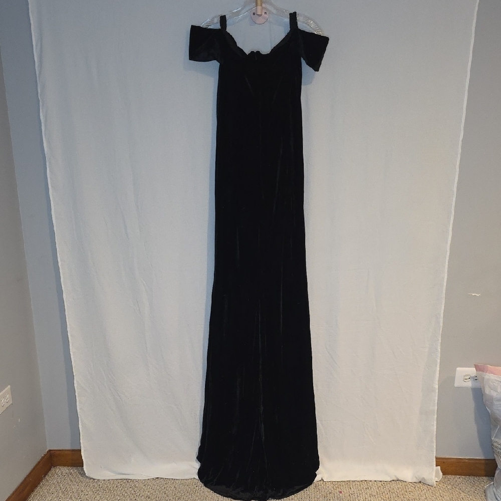 Elegant Black Off-Shoulder Maxi Dress - Picture 2 of 5